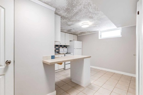 332 Avonburn Road Se, Calgary, AB - Indoor