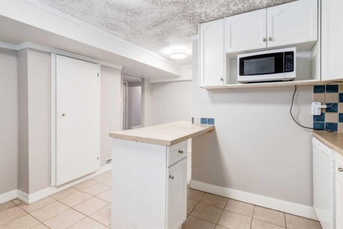 332 Avonburn Road Se, Calgary, AB - Indoor Photo Showing Kitchen