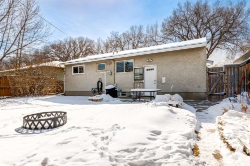 332 Avonburn Road Se, Calgary, AB - Outdoor