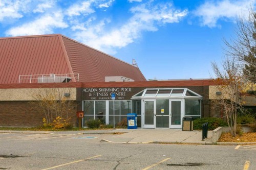 332 Avonburn Road Se, Calgary, AB - Outdoor