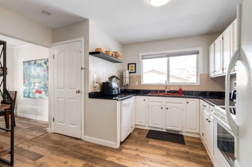 332 Avonburn Road Se, Calgary, AB - Indoor Photo Showing Kitchen
