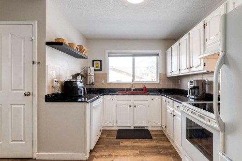 332 Avonburn Road Se, Calgary, AB - Indoor Photo Showing Kitchen
