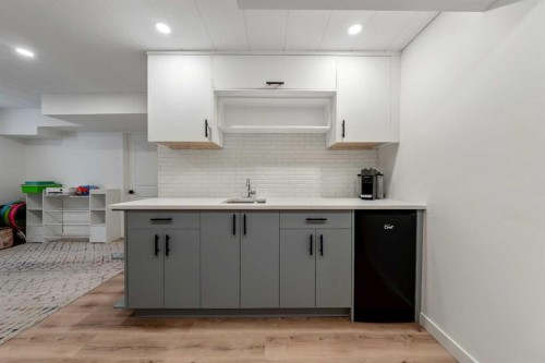 522 River Heights Crescent, Cochrane, AB - Indoor Photo Showing Kitchen
