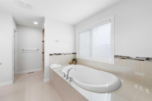 310 Mahogany Manor Se, Calgary, AB - Indoor Photo Showing Bathroom
