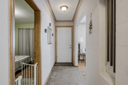 1411 20 Avenue Nw, Calgary, AB - Indoor Photo Showing Other Room