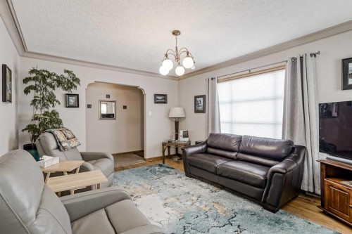 1411 20 Avenue Nw, Calgary, AB - Indoor Photo Showing Living Room