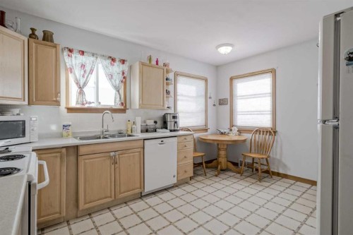 1411 20 Avenue Nw, Calgary, AB - Indoor Photo Showing Kitchen With Double Sink