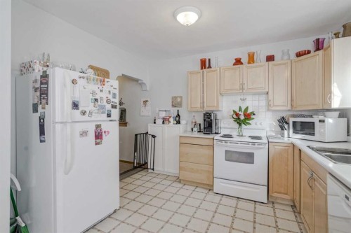 1411 20 Avenue Nw, Calgary, AB - Indoor Photo Showing Kitchen