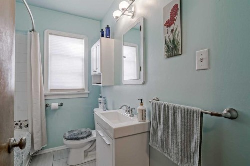 1411 20 Avenue Nw, Calgary, AB - Indoor Photo Showing Bathroom