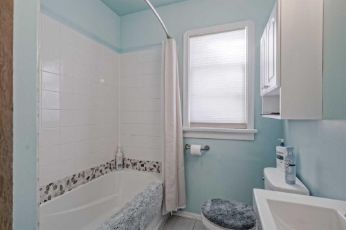 1411 20 Avenue Nw, Calgary, AB - Indoor Photo Showing Bathroom