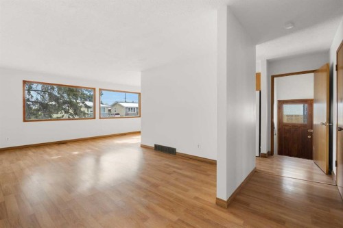 5216 Marian Road Ne, Calgary, AB - Indoor Photo Showing Living Room