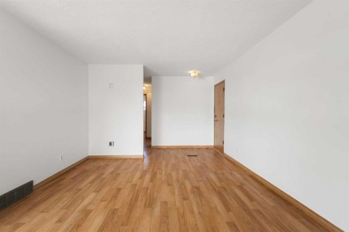 5216 Marian Road Ne, Calgary, AB - Indoor Photo Showing Other Room