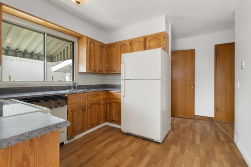5216 Marian Road Ne, Calgary, AB - Indoor Photo Showing Kitchen With Double Sink