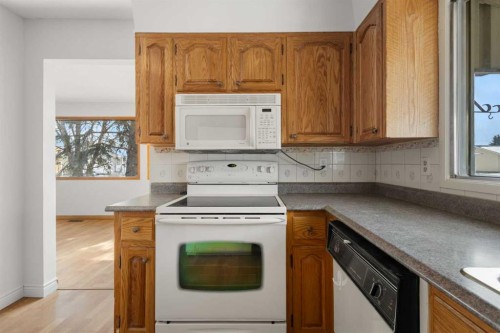 5216 Marian Road Ne, Calgary, AB - Indoor Photo Showing Kitchen