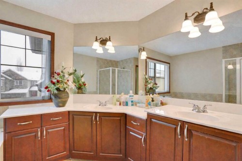 160 Tremblant Way Sw, Calgary, AB - Indoor Photo Showing Bathroom