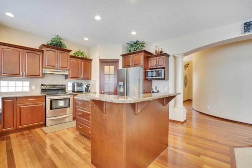 160 Tremblant Way Sw, Calgary, AB - Indoor Photo Showing Kitchen