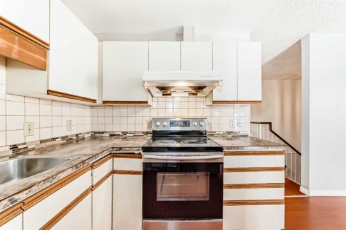 1011 17A Street Ne, Calgary, AB - Indoor Photo Showing Kitchen