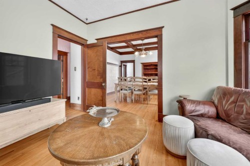 2713 9 Avenue Se, Calgary, AB - Indoor Photo Showing Living Room