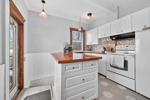 2713 9 Avenue Se, Calgary, AB - Indoor Photo Showing Kitchen