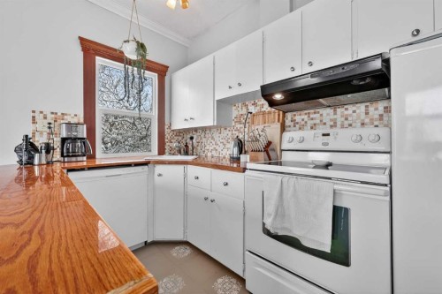 2713 9 Avenue Se, Calgary, AB - Indoor Photo Showing Kitchen