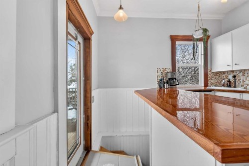 2713 9 Avenue Se, Calgary, AB - Indoor Photo Showing Kitchen