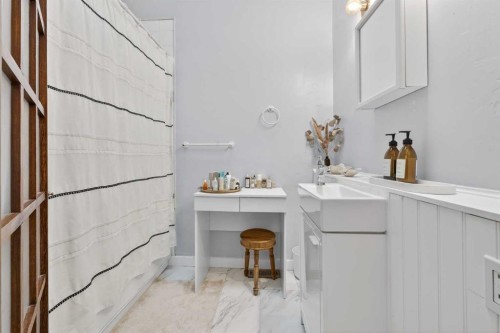 2713 9 Avenue Se, Calgary, AB - Indoor