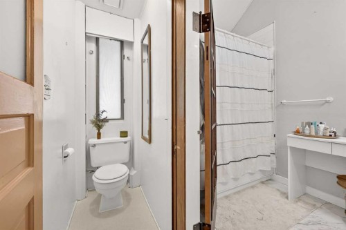 2713 9 Avenue Se, Calgary, AB - Indoor Photo Showing Bathroom