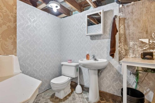 2713 9 Avenue Se, Calgary, AB - Indoor Photo Showing Bathroom