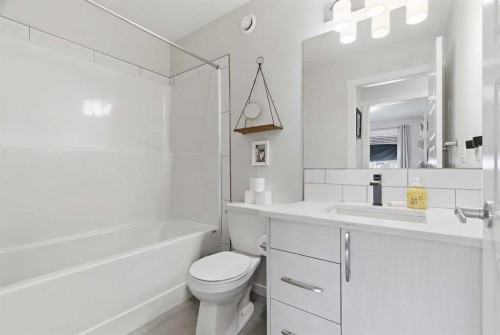 479 Cranbrook Square Se, Calgary, AB - Indoor Photo Showing Bathroom