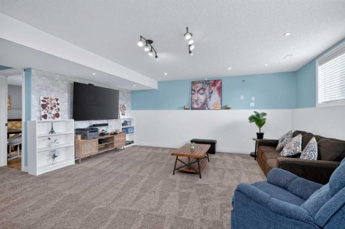207 Strathmore Lakes Bend, Strathmore, AB - Indoor Photo Showing Living Room