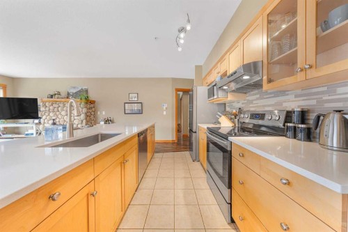 206C-1120 Railway Avenue, Canmore, AB - Indoor Photo Showing Kitchen