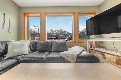 206C-1120 Railway Avenue, Canmore, AB - Indoor Photo Showing Living Room