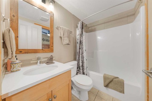 206C-1120 Railway Avenue, Canmore, AB - Indoor Photo Showing Bathroom