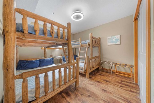 206C-1120 Railway Avenue, Canmore, AB - Indoor Photo Showing Bedroom
