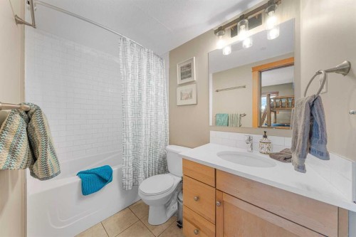 206C-1120 Railway Avenue, Canmore, AB - Indoor Photo Showing Bathroom