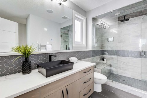 26 Patina Hill Sw, Calgary, AB - Indoor Photo Showing Bathroom