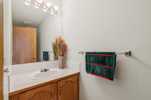 53 Somervale Point Sw, Calgary, AB - Indoor Photo Showing Bathroom