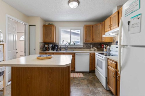 1607 Summerfield Boulevard, Airdrie, AB - Indoor Photo Showing Kitchen With Double Sink