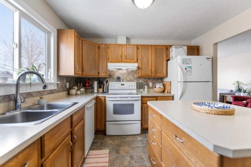 1607 Summerfield Boulevard, Airdrie, AB - Indoor Photo Showing Kitchen With Double Sink