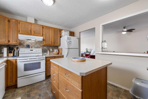 1607 Summerfield Boulevard, Airdrie, AB - Indoor Photo Showing Kitchen