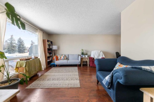 1607 Summerfield Boulevard, Airdrie, AB - Indoor Photo Showing Living Room