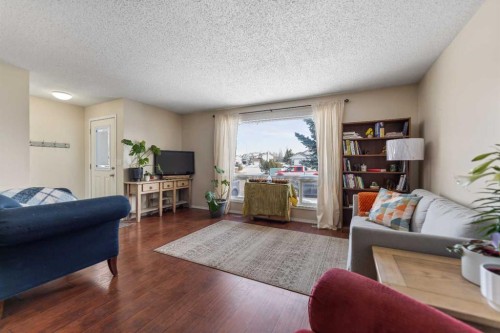 1607 Summerfield Boulevard, Airdrie, AB - Indoor Photo Showing Living Room