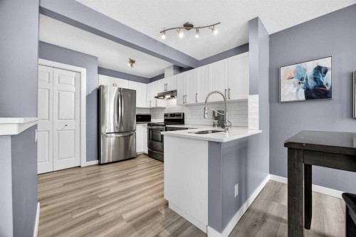 237 Willowbrook Close Nw, Airdrie, AB - Indoor Photo Showing Kitchen With Stainless Steel Kitchen