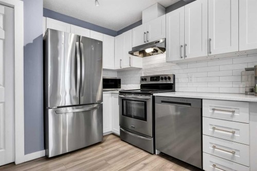 237 Willowbrook Close Nw, Airdrie, AB - Indoor Photo Showing Kitchen With Stainless Steel Kitchen