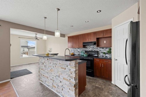 69 Everglen Way Sw, Calgary, AB - Indoor Photo Showing Kitchen