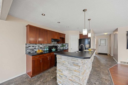 69 Everglen Way Sw, Calgary, AB - Indoor Photo Showing Kitchen