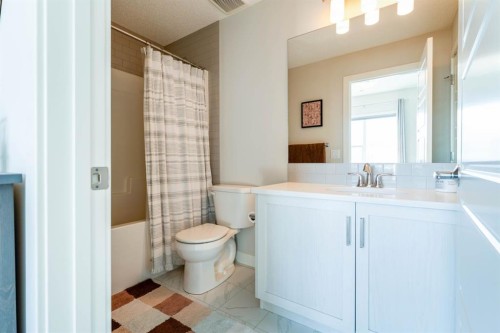 5 Sage Bluff Heights Nw, Calgary, AB - Indoor Photo Showing Bathroom