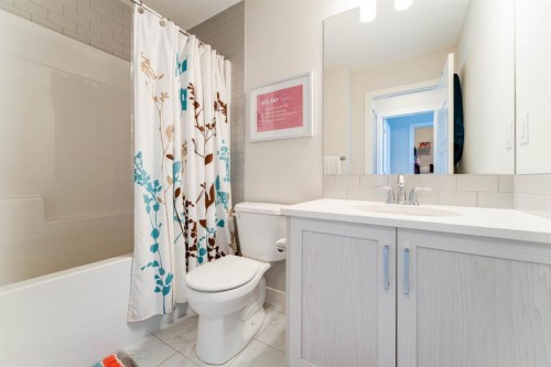 5 Sage Bluff Heights Nw, Calgary, AB - Indoor Photo Showing Bathroom