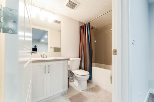5 Sage Bluff Heights Nw, Calgary, AB - Indoor Photo Showing Bathroom