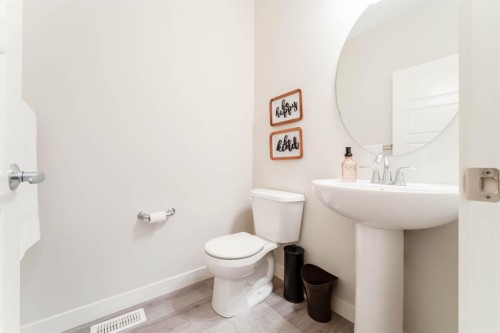 5 Sage Bluff Heights Nw, Calgary, AB - Indoor Photo Showing Bathroom
